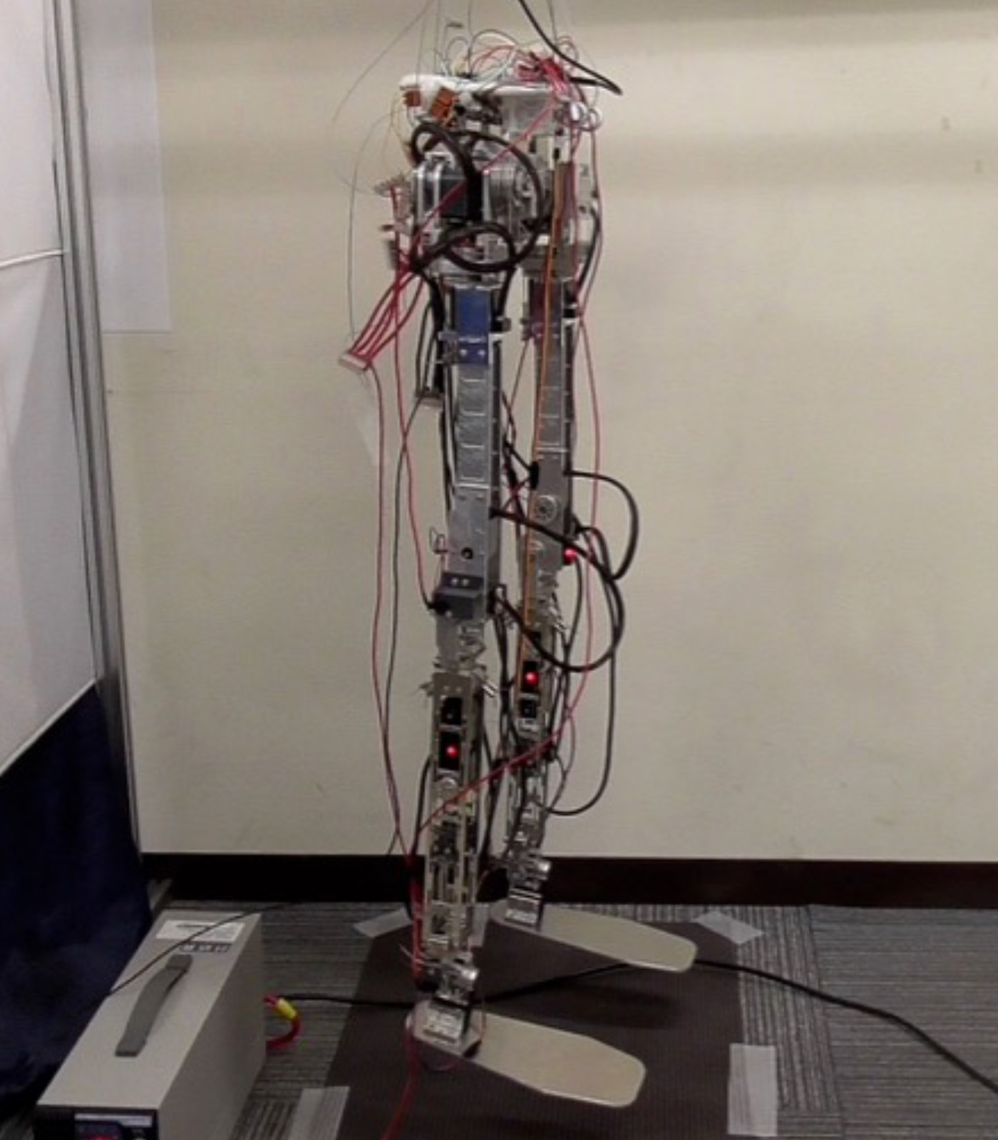 ワイヤ干渉駆動二脚ロボット