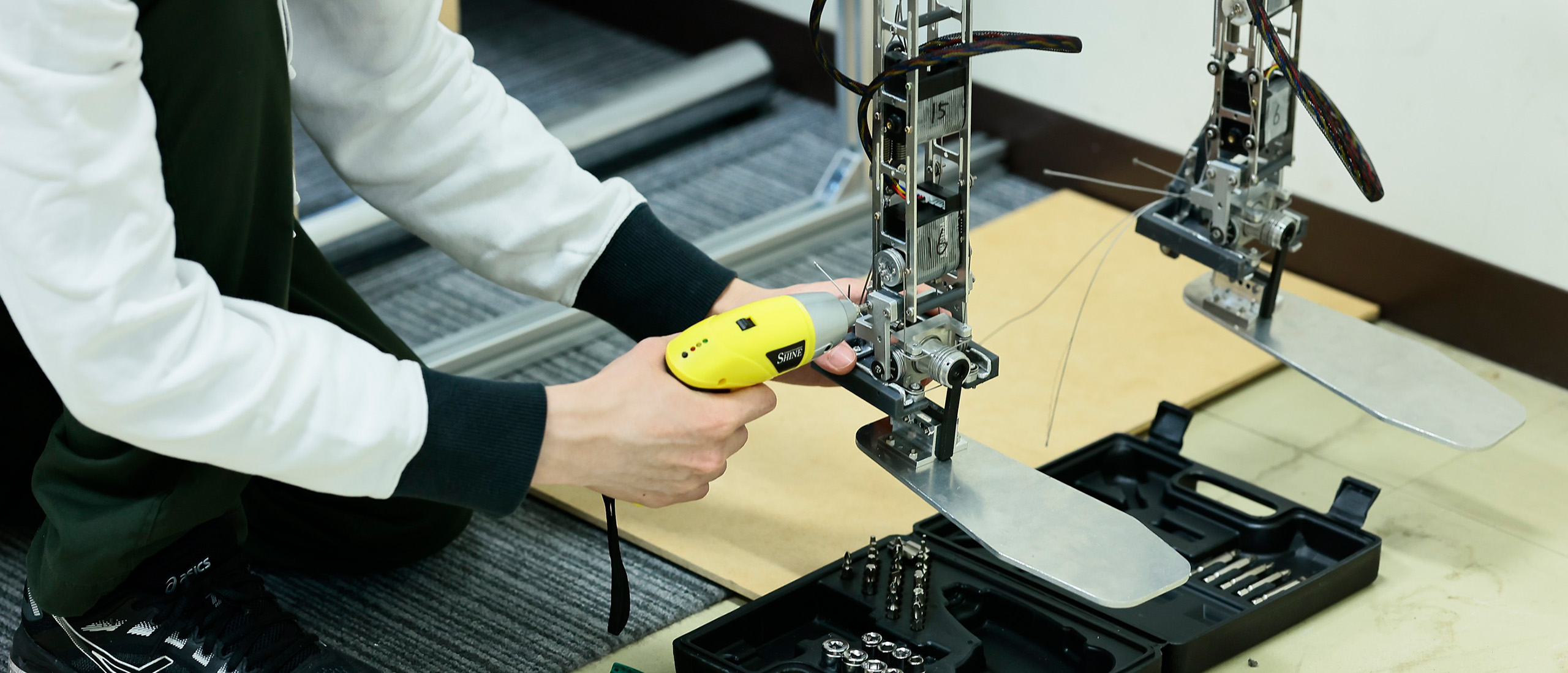 ワイヤ干渉駆動二足歩行ロボットの研究開発