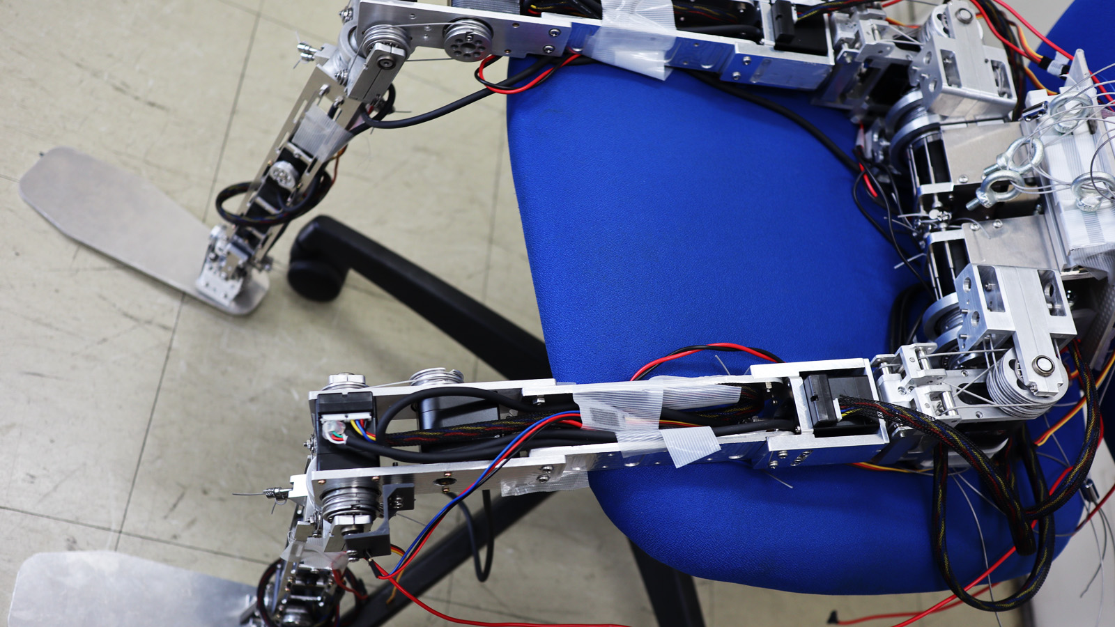 ワイヤ干渉駆動二足歩行ロボットの研究開発